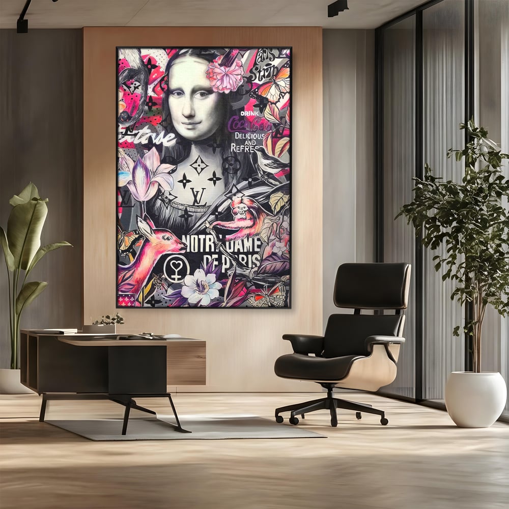 Tablou canvas cu tablou canvas cu mona lisa graffiti, in rama de aluminiu negru, pe perete intr-un birou